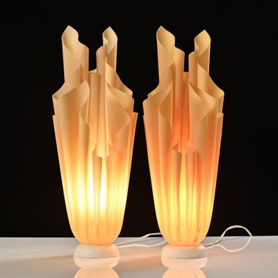 two lamps that are sitting on a table