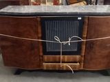 une grande armoire en bois avec un plateau en marbre, dans une pièce