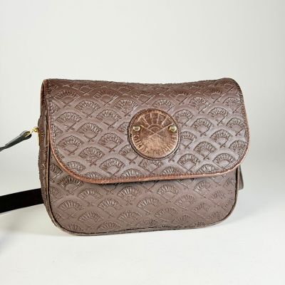 KARL LAGERFELD, sac besace marron, toile monogrammée aux éve…