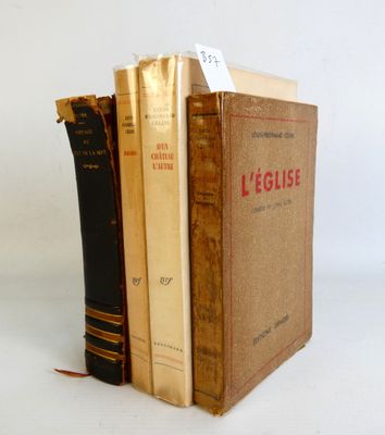 trois livres sont empilés sur une surface blanche