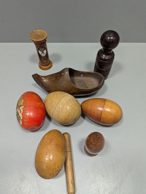 de nombreux types de jouets en bois posés sur la table