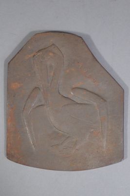 Plaque en acier à décor d'un pélican stylisé, monogrammée en…