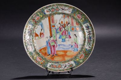 une assiette décorée d'une peinture, posée sur un socle
