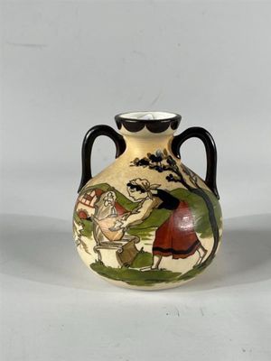 un vase avec un tableau posé sur une table