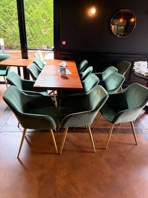 de nombreuses chaises disposées autour d'une table au milieu d'une pièce