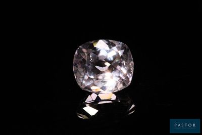 gros plan d'un diamant blanc sur une surface noire