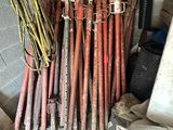 un tas de battes de baseball et d'autres objets dans un garage