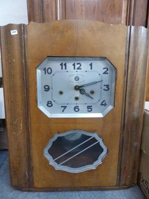 une horloge posée par terre à côté d'une boîte