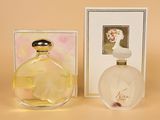l'image d'un flacon de parfum à côté d'une boîte de parfum