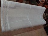 une photo d'un banc en plastique blanc dans une pièce