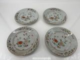 quatre assiettes à motifs floraux posées sur une table