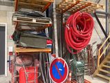 beaucoup d'outils et de matériel dans le garage