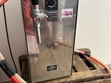 une machine posée sur une caisse en bois