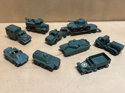 tout un tas de petits véhicules militaires miniatures posés sur la table