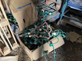une boîte en carton remplie d'une multitude de fils et encore de fils