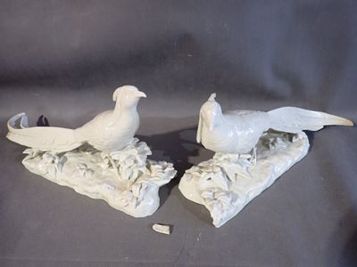 CH. LE HUNIER Paire d'oiseaux en porcelaine, 24 x 49cm et 48…