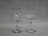 deux verres à vin vides posés l'un à côté de l'autre sur une table