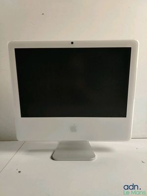 un ordinateur de bureau Apple posé sur un bureau blanc