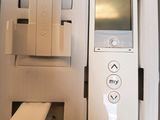 une télécommande dans une boîte, avec un rouleau de papier toilette à côté