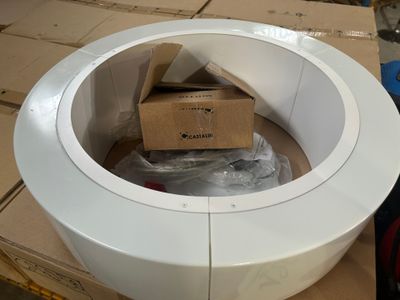 une boîte posée au milieu d'une table ronde blanche