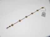 Gros plan sur un bracelet en or portant une étiquette
