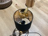 une lampe posée par terre à côté d'un miroir