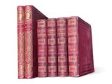 trois livres sont empilés sur une surface blanche