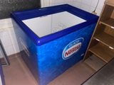 une glacière bleue dans un coin de la cuisine
