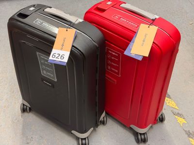 deux bagages posés l'un à côté de l'autre par terre