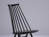 une image représentant une chaise noire sur fond blanc