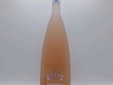 une bouteille d'alcool posée sur une table