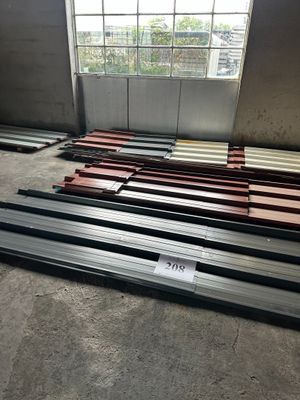 de nombreuses pièces de bois éparpillées sur le sol d'un entrepôt