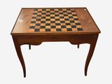 une table en bois sur laquelle est posé un échiquier
