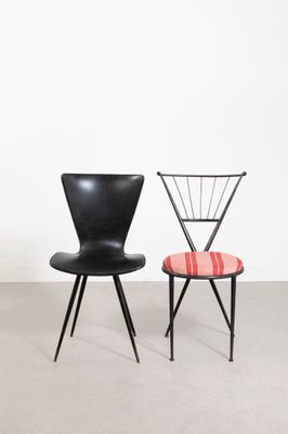 deux chaises noires avec une assise rouge et une chaise noire