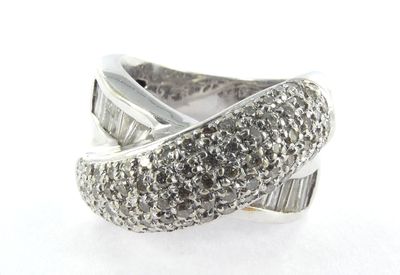 bague en argent ornée de pierres noires et blanches sur fond blanc