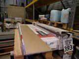 de nombreuses caisses en bois posées sur une palette dans un entrepôt