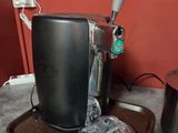une cafetière posée sur le plan de travail d'une cuisine