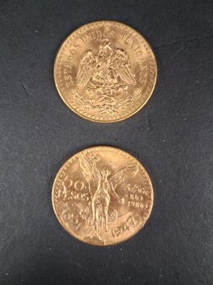 deux pièces d'or sur un fond noir