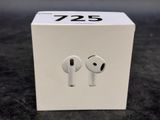 Des AirPods d'Apple se trouvent dans une boîte blanche posée sur une table