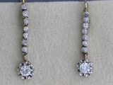 une paire de boucles d'oreilles en diamant exposée dans une vitrine