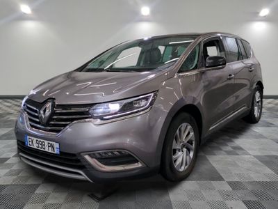 la voiture grise est garée sur un sol en damier dans le garage