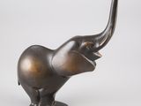 statue en bronze représentant un éléphant sur fond blanc