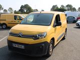 une camionnette jaune garée dans un parking