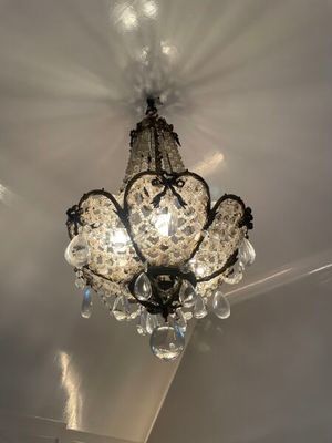 un lustre suspendu au plafond d'une pièce