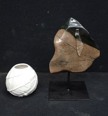 un vase blanc et un vase blanc posés sur une table noire