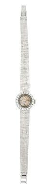 une image d'un gros plan d'une montre-bracelet sur un fond blanc