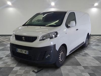 la photo d'une camionnette blanche garée dans un garage