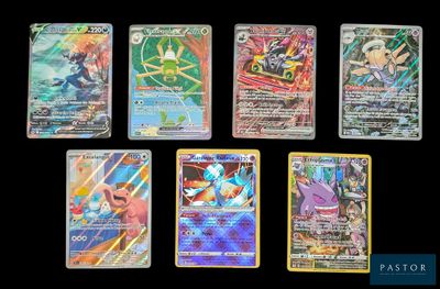 Les cartes Pokémon sont alignées sur une surface noire.
