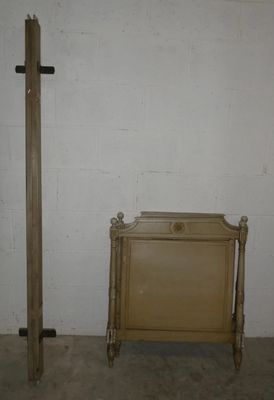 une photo d'une chambre à coucher avec un lit et une commode
