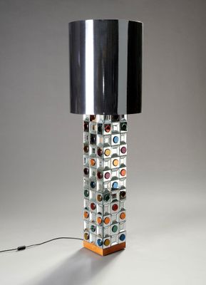 l'image d'une lampe posée sur une table